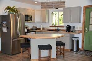 Kjøleskap, mikrobølgeovn, ovn og kokeplater