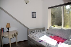 3 bedrooms, desk, iron/ironing board, travel crib