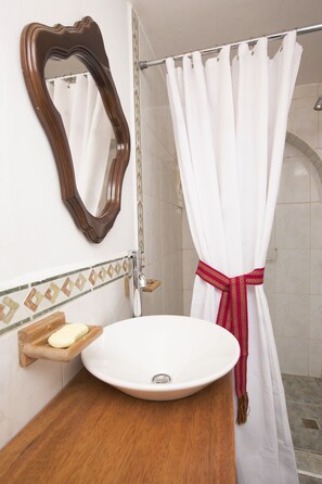 Shower, hair dryer, towels, soap - COZY & SPACIOUS BOUTIQUE LOFT Close to LA RONDA- AUTHENTIC Colonial touches (Quito)