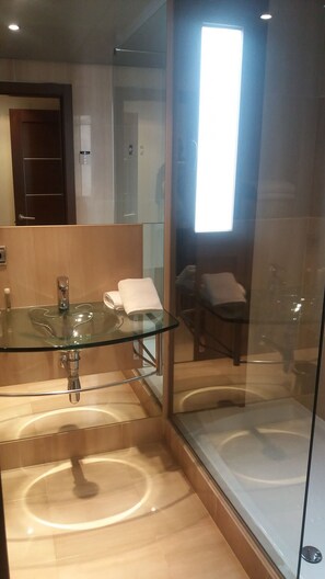 Badewanne, Haartrockner, HandtĂŒcher