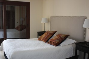 3 slaapkamers, een strijkplank/strijkijzer, gratis wifi, beddengoed