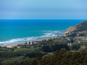 Beach nearby - Bach 112 - Waimarama Holiday Home (Waimarama)