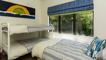 3 bedrooms, bed sheets