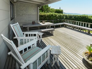 Outdoor dining - Bach 112 - Waimarama Holiday Home (Waimarama)