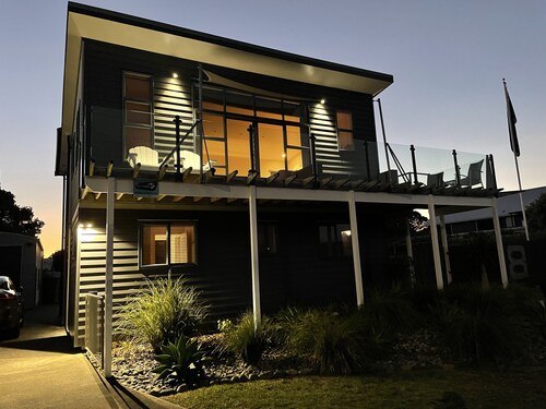 Oceans 8 - Mangawhai Heads Holiday Home