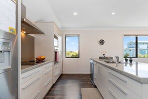 Kjøleskap, mikrobølgeovn, ovn og oppvaskmaskin