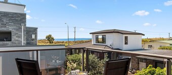 Sparkling Ocean Views - Papamoa Holiday House