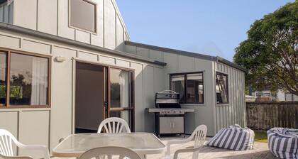 Beach Central - Whangamata Loma-asunto