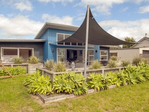 Exterior - Sands Beach House - Matarangi Holiday Home (Matarangi)