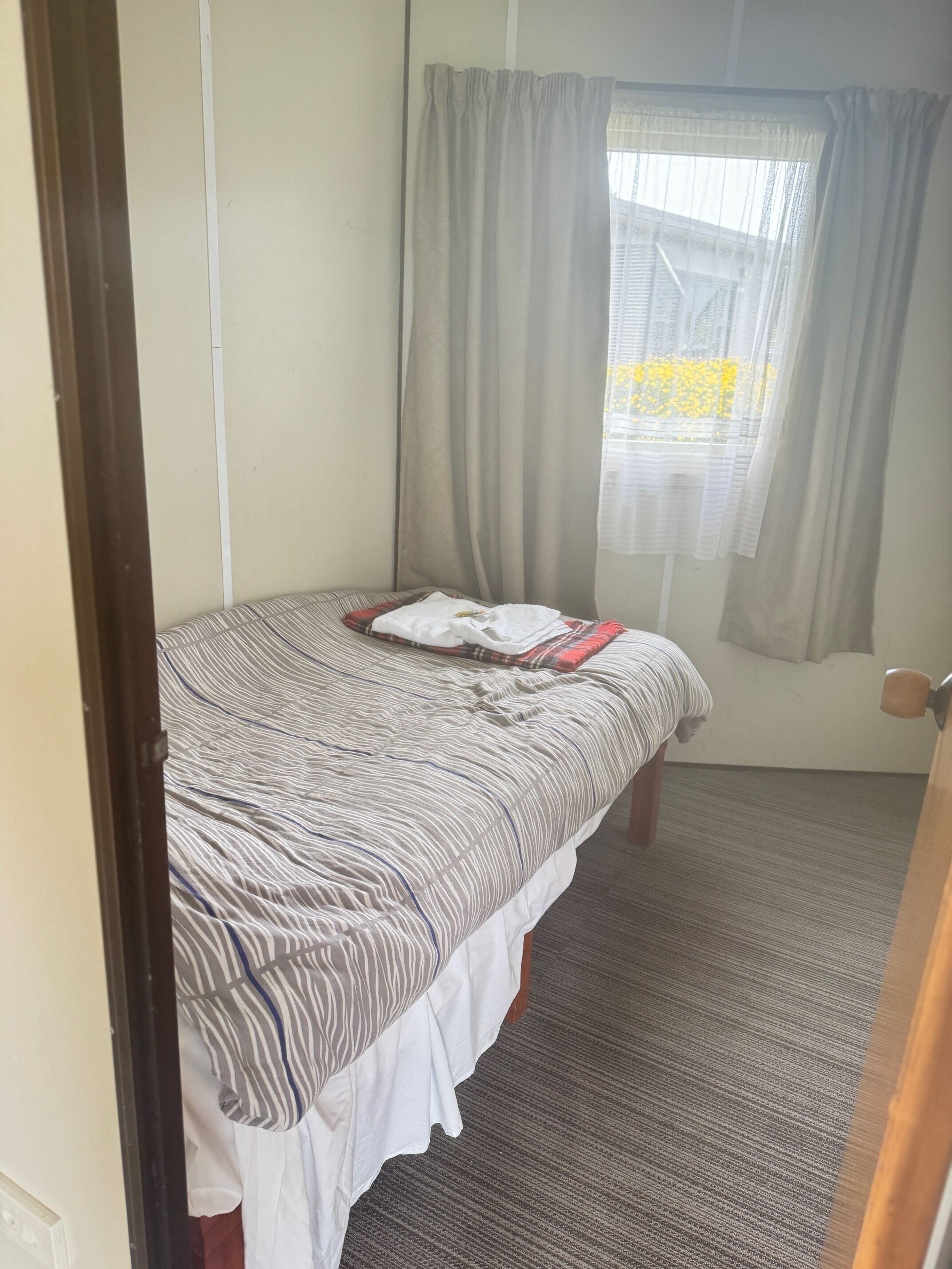 スタンダード キャビン | 客室ごとに異なる装飾、遮光カーテン、防音設備、アイロン / アイロン台