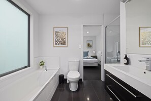 Badewanne, Haartrockner, Handtücher