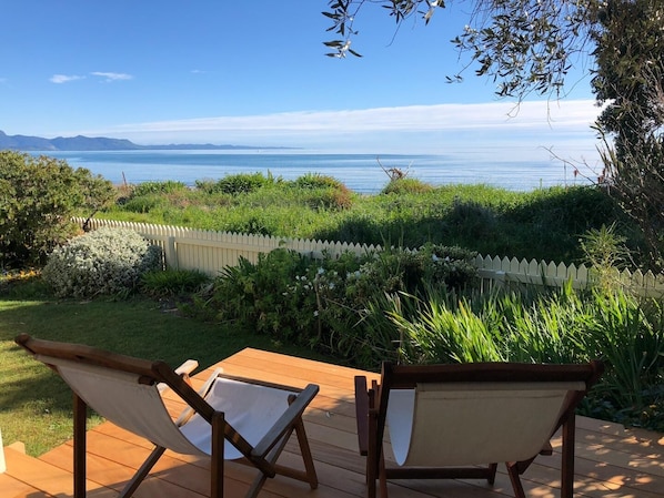 Property grounds - Beachfront Bach, moments to ocean, breathtaking views, family friendly, Wi-Fi (Patons Rock)