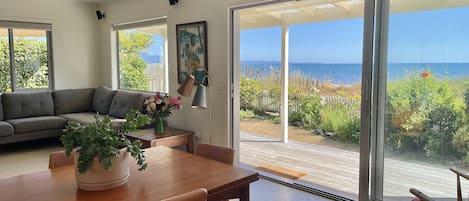 Smart-tv, een open haard, een dvd-speler en boeken