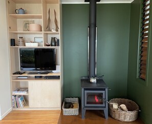 Interior - Beachfront Bach, moments to ocean, breathtaking views, family friendly, Wi-Fi (Patons Rock)