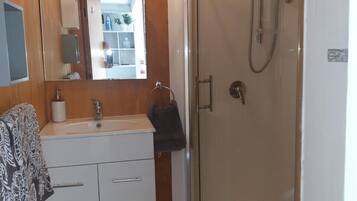 Douche, sèche-cheveux, serviettes fournies, savon