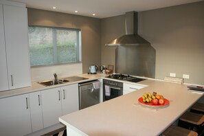 Cottage, 2 Bedrooms | Private kitchen | Full-sized fridge, microwave, oven, stovetop