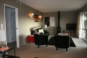 村舍, 2 间卧室 | 起居区 | 平板电视