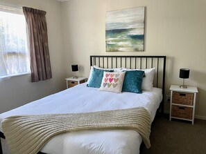 2 bedrooms, desk, iron/ironing board, free WiFi - The Nest in The Wood (with free fibre WiFi) (Nelson City)
