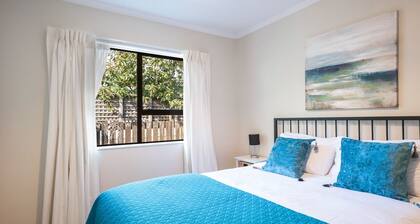 The Nest in The Wood - peaceful & private, and walking distance to Nelson City