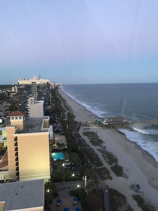 Plage à proximité, chaises longues, serviettes de plage