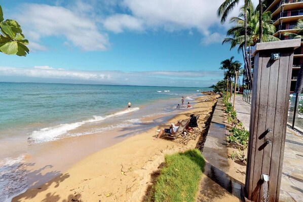 Plage, chaises longues, serviettes de plage