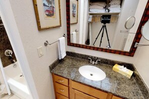 Ensemble douche/baignoire, sĂšche-cheveux, serviettes fournies, savon