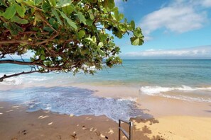 På stranden, solsenger og strandhåndklær