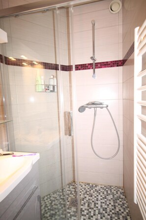 Ensemble baignoire-douche, séchoir à cheveux, bidet, serviettes fournies