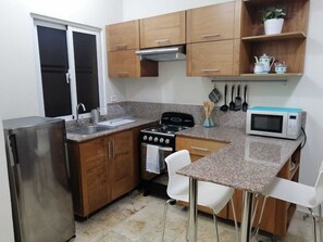 Fridge, oven, stovetop, coffee/tea maker