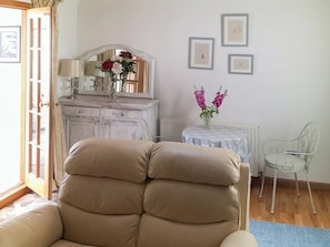 TV, fireplace - 1 bedroom accommodation in Dreghorn, near Irvine (Dreghorn, near Irvine)