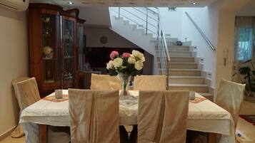 Villa, vue jardin | Restauration dans la chambre