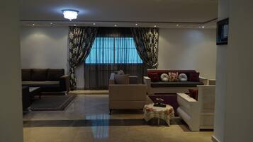 Villa, vue jardin | Coin séjour | Télévision LCD de 44 pouces avec chaînes par satellite, télévision