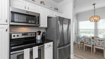 Kylskåp, mikrovågsugn, ugn och spishäll