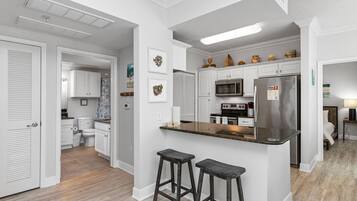 Geladeira, micro-ondas, fogão, cooktop