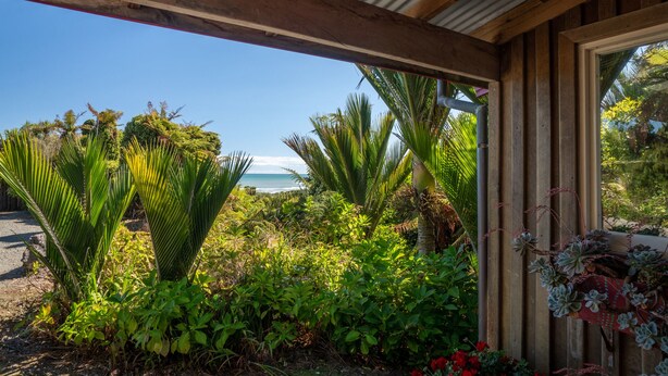 Una estructura de madera con vista al océano.