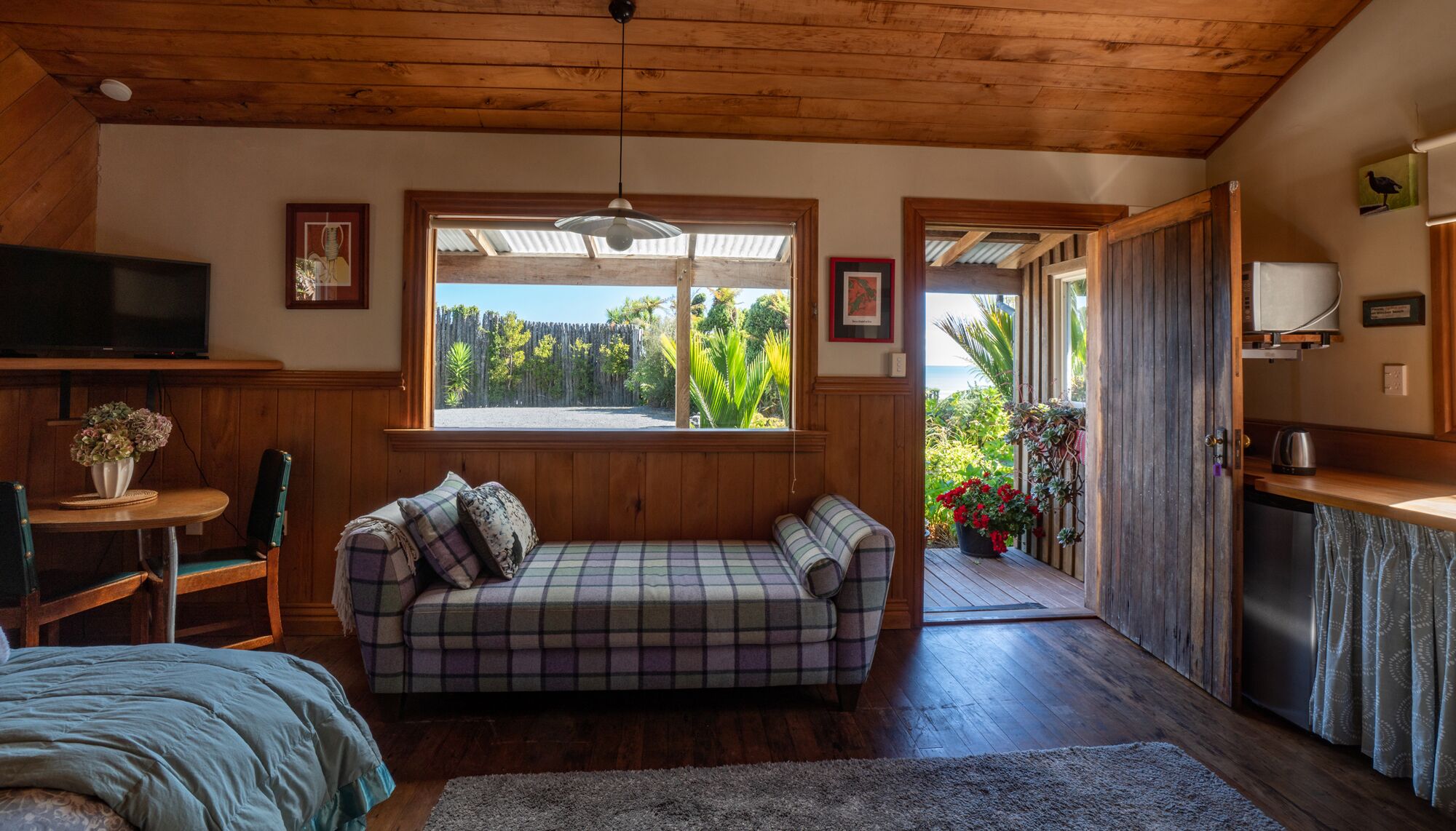 Travel crib, free WiFi, bed sheets