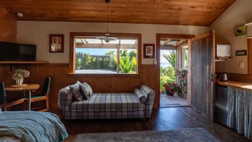 Travel crib, free WiFi, bed sheets