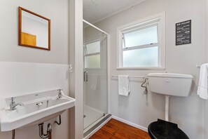 Shower - Lakeview Cottage - Rainbow Point Holiday Home (Rainbow Point)