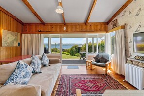 TV - Lakeview Cottage - Rainbow Point Holiday Home (Rainbow Point)