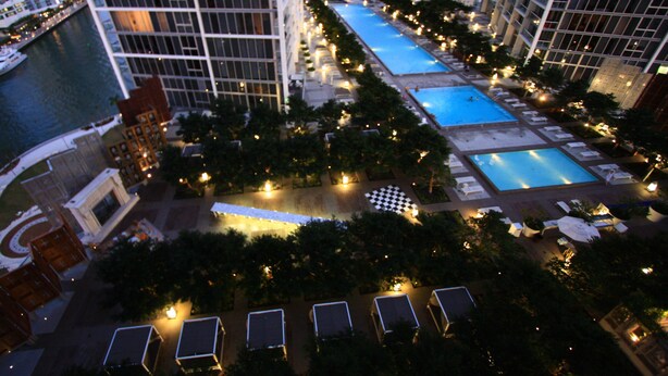 Un hôtel de grande hauteur doté de plusieurs piscines, d’un port de plaisance et d’espaces extérieurs bien éclairés.