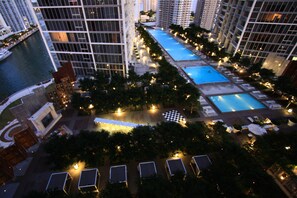 Un hôtel de grande hauteur doté de plusieurs piscines, d’un port de plaisance et d’espaces extérieurs bien éclairés.