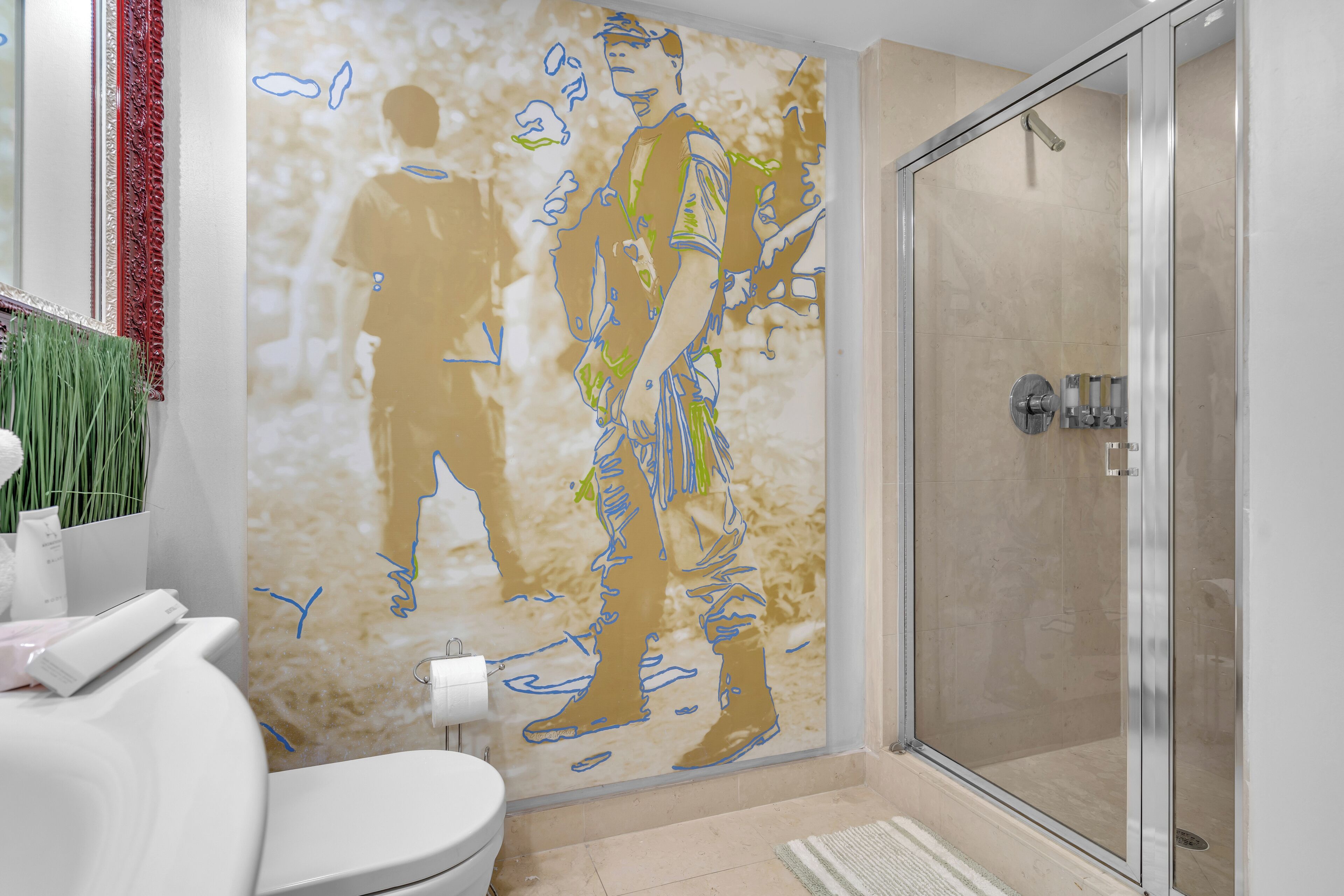 Une salle de bain moderne dotée d’une douche à parois de verre, de toilettes et d’un mur orné d’une grande fresque abstraite.
