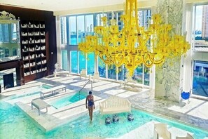 Inomhuspool och utomhuspool
