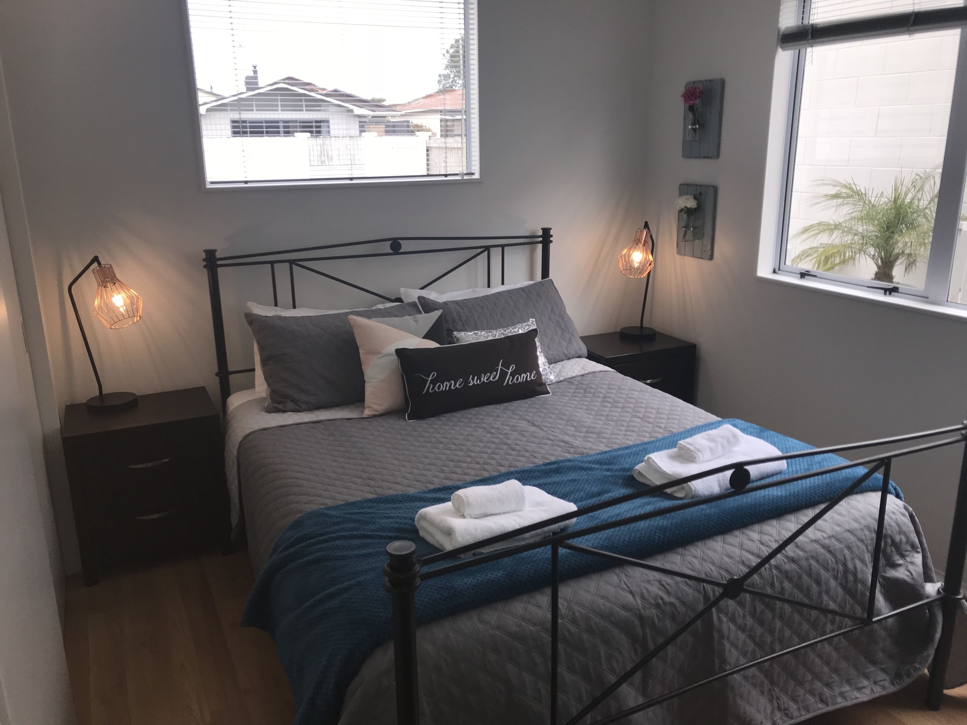 3 habitaciones, tabla de planchar con plancha, wifi y ropa de cama 