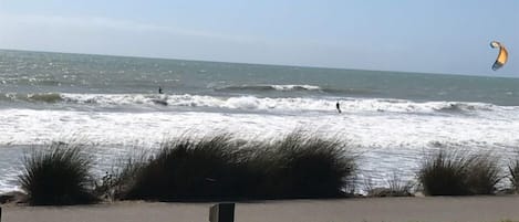 På stranden