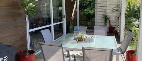 تناول الطعام بالخارج