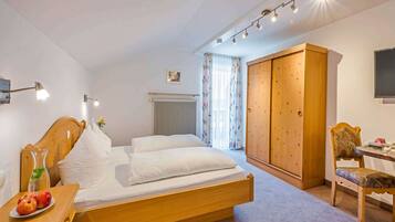 1 bedroom, iron/ironing board, internet, bed sheets