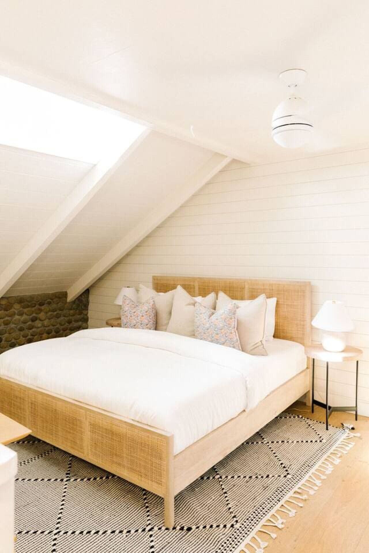 1 slaapkamer, een bureau, een strijkplank/strijkijzer, reisbedje