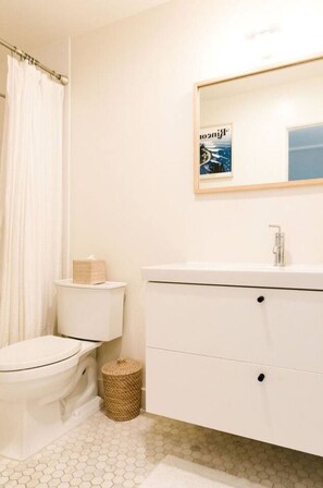 Ensemble douche/baignoire, sèche-cheveux