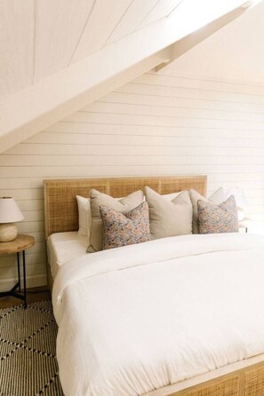 1 chambre, bureau, fer et planche à repasser, lit parapluie